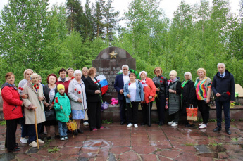 Сегодня администрация городского поселения «Посёлок Чульман» совместно с сотрудниками Библиотеки №10 и Советом Ветеранов провели час, посвящённый Дню памяти и скорби