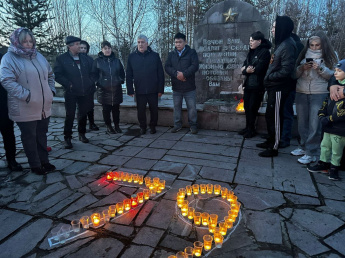 Накануне Дня Победы жители п. Чульман по доброй традиции поддержали акцию «Свеча памяти».