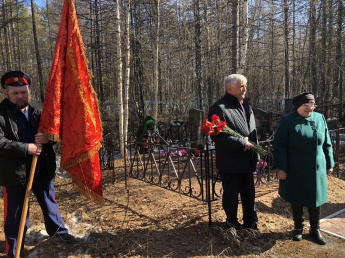 День Победы - священный праздник. Это  праздник со слезами на глазах. Война ушла. Но осталась память. Этот  день забывать нельзя.